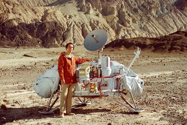 Carl Sagan with a model of the Viking lander. NASA. Public domain via Wikimedia Commons.