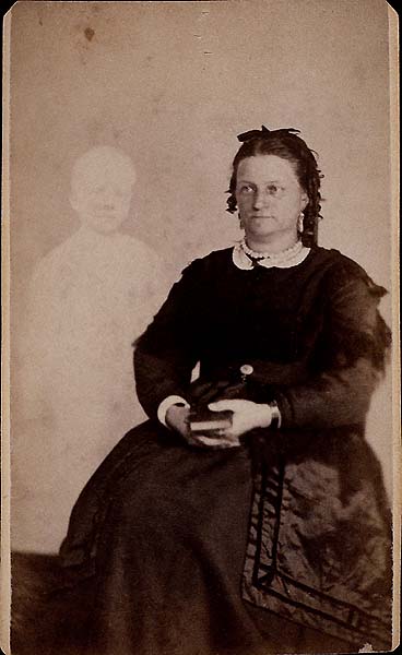 William H. Mumler, Mrs. French of Boston with her son’s spirit. Carte de visite (albumen print), c. 1868-70. Public domain via Wikimedia Commons.