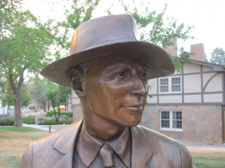 Left: Detail of the Oppenheimer statue in Los Alamos, New Mexico (photograph by I. Hargittai); Khariton on Russian postage stamp, 2004.
