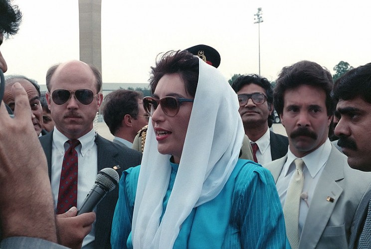 Benazir Bhutto, the Prime Minister of Pakistan, speaks to the press upon her arrival for a state visit at Andrews Air Force Base, May 6, 1989. Image by SRA Gerald B. Johnson, United States Department of Defense. Public domain via Wikimedia Commons.