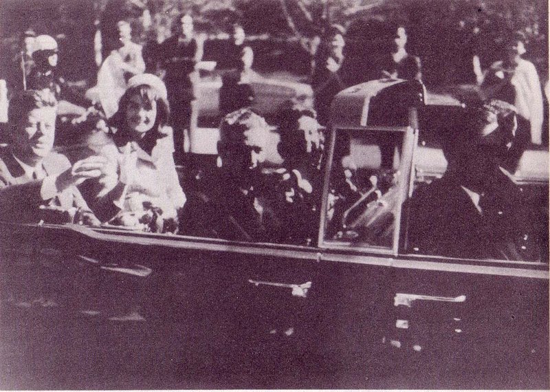 The presidential motorcade shortly before the JFK assassination. Warren Commission exhibit #697. Scanned from 1964 Government office printing of the Warren Commission. Public domain via Wikimedia Commons.