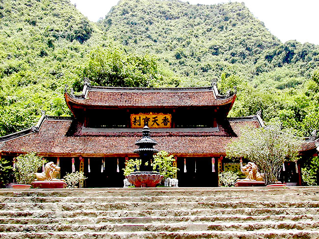 Perfume Pagoda, Vietnam by Jack French, Creative Commons via Wikimedia Commons