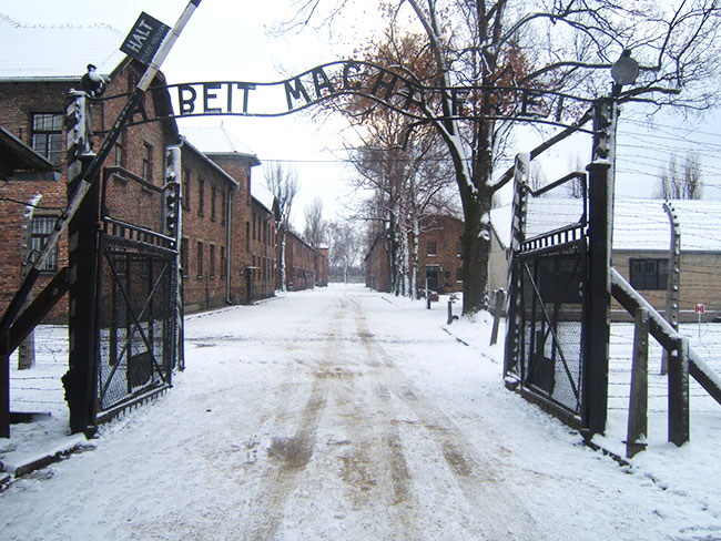 Auschwitz_I_entrance_snow