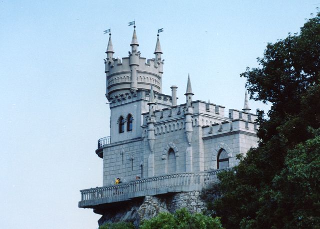 Chateau Nid d'hirondelle, près de Yalta. Photo par Traroth sous GFDL. CC-BY-SA-3.0 via Wikimedia Commons