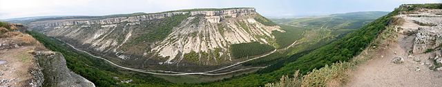 A panoramic view from Çufut Qale (Chufut Kale) in Crimea, Ukraine. Photo by Sergiy Klymenko. CC BY SA 3.0 via Wikimedia Commons.