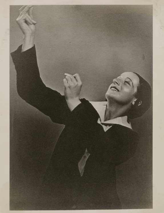 Dvora Lapson most likely in Beth Midrash (House of Study) (1936). Photographer unknown. Courtesy of the Jerome Robbins Dance Division, the New York Public Library for the Performing Arts, Astor, Lenox and Tilden Foundations and Beril Lapson.