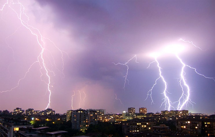 800px-Boby_Dimitrov_-_Summer_lightning_storm_over_Sofia_(2)_(by-sa)