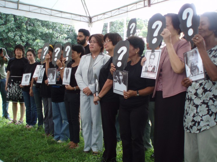 Ceremony organised by the Asian Federation against Involuntary Disappearances, held in Manila on 30 August 2009, to commemorate the International Day of the Victims of Enforced Disappearances. Photo by Gabriella Citroni.