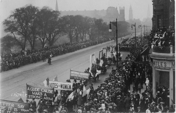 The Great Procession and Women's Demonstration, 1909 on Princes Street, Edinburgh. Photograph taken by James Patrick. The People's Story, Edinburgh Museums & Galleries. Public domain via Wikimedia Commons. 