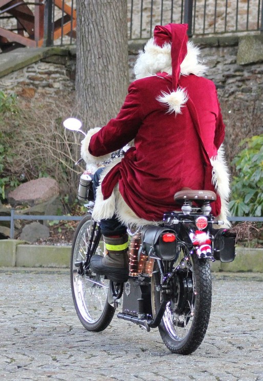 Weihnachtsmann in Annaberg-Buchholz, by Kora27. CC-BY-SA-4.0 via Wikimedia Commons.