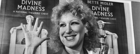 Bette Midler at a press conference in a theatre in Amsterdam for her film Divine Madness